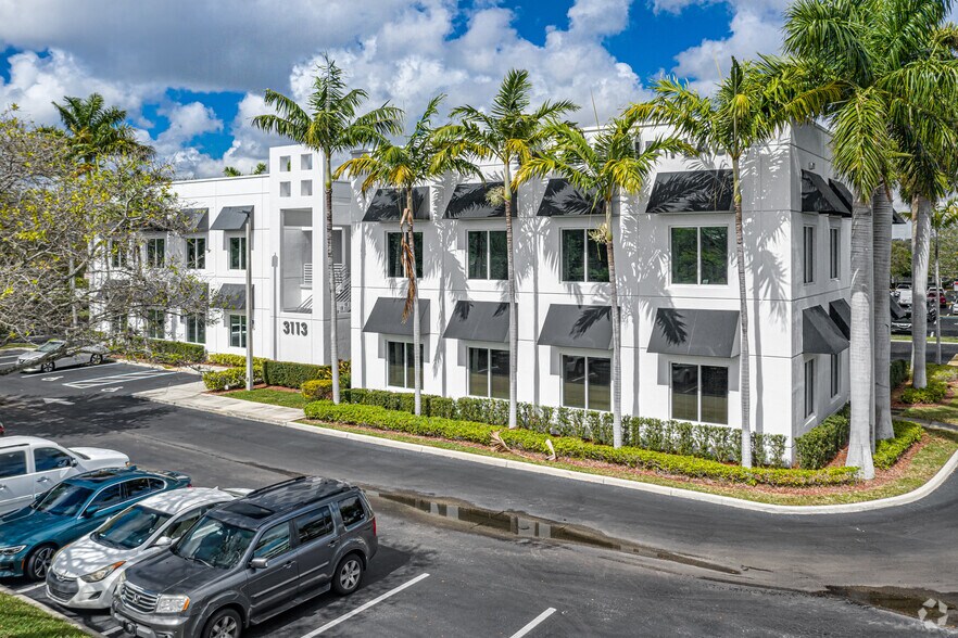 3113 Stirling Rd, Fort Lauderdale, FL for lease - Building Photo - Image 1 of 7