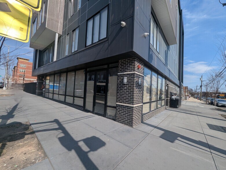 168-172 Martin Luther King Jr Dr, Jersey City, NJ à louer - Photo du bâtiment - Image 2 de 8