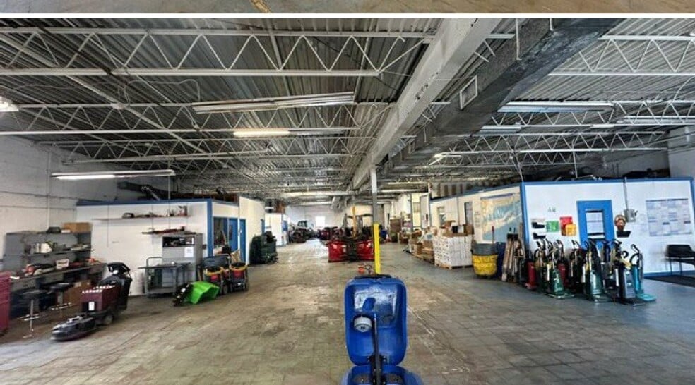 72 Milbar Blvd, Farmingdale, NY for lease - Building Photo - Image 3 of 10
