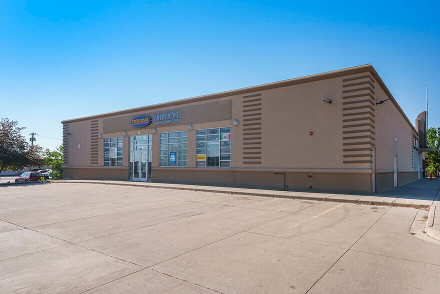 7950 W Colfax Ave, Lakewood, CO à louer - Photo du bâtiment - Image 3 de 11
