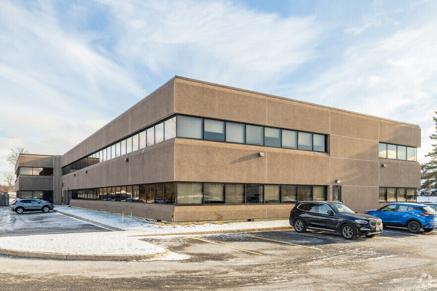 2625 Queensview Dr, Ottawa, ON à louer - Photo du bâtiment - Image 3 de 6