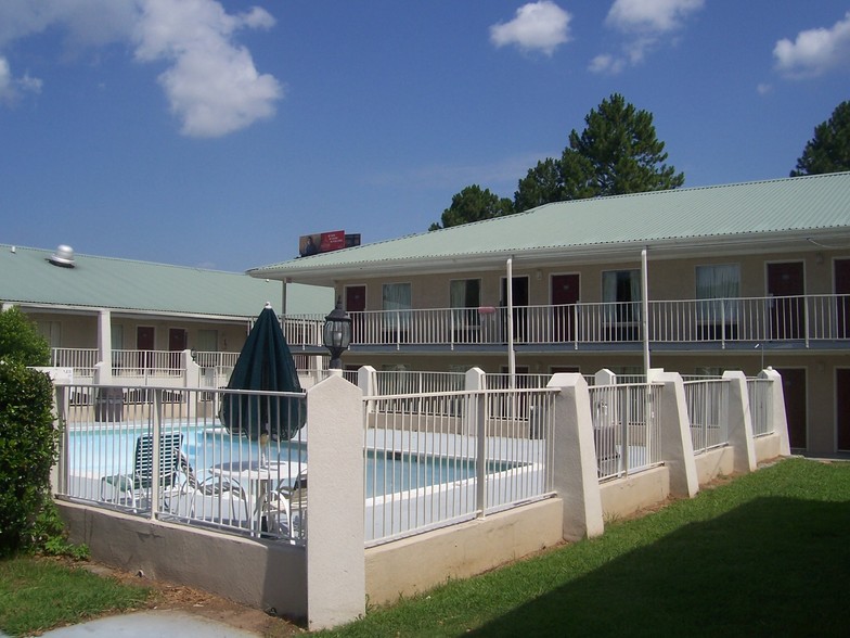 241 Falcon Dr, Forest Park, GA for sale - Building Photo - Image 3 of 8