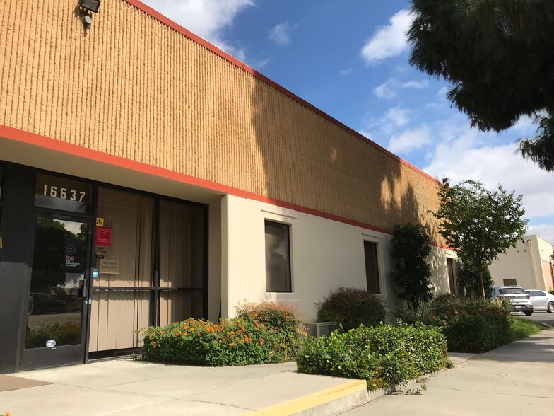 16637 Arminta St, Van Nuys, CA for lease - Building Photo - Image 1 of 1