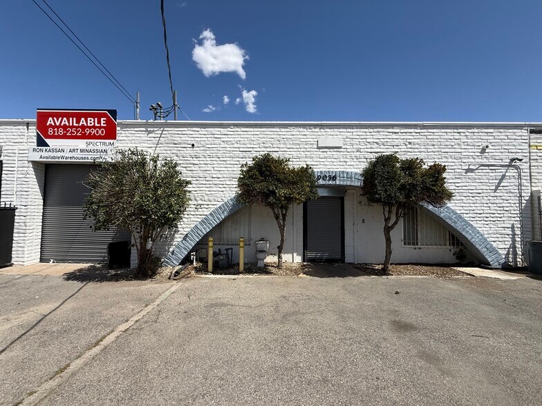 9036 Owensmouth Ave, Canoga Park, CA à louer - Photo du bâtiment - Image 2 de 19