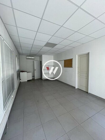 Office in Aubagne for lease - Interior Photo - Image 2 of 18