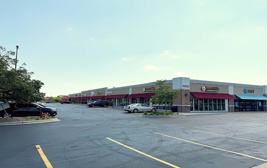 3817-3843 E Main St, St Charles, IL for lease - Building Photo - Image 3 of 4