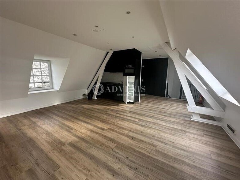 Office in Lille for lease - Building Photo - Image 2 of 6