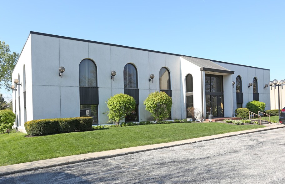 5 E College Dr, Arlington Heights, IL à louer - Photo du bâtiment - Image 1 de 3