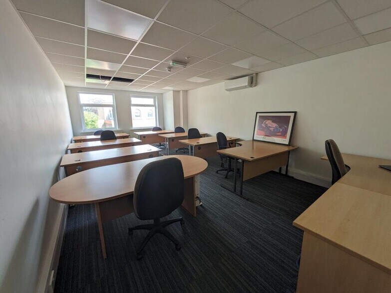 185 Fleet Rd, Fleet à louer - Photo du bâtiment - Image 2 de 3