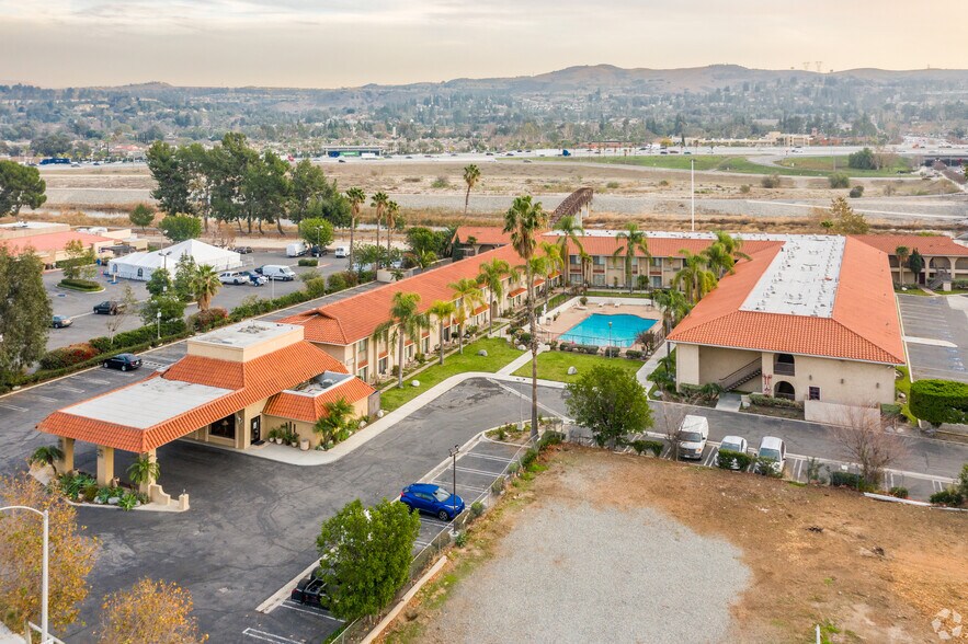 5710 E La Palma Ave, Anaheim, CA à vendre - Photo du bâtiment - Image 1 de 9