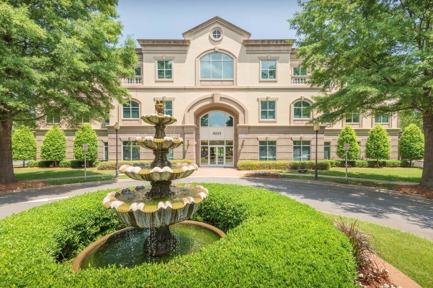 8015 W Kenton Cir, Huntersville, NC à louer - Photo du bâtiment - Image 2 de 5