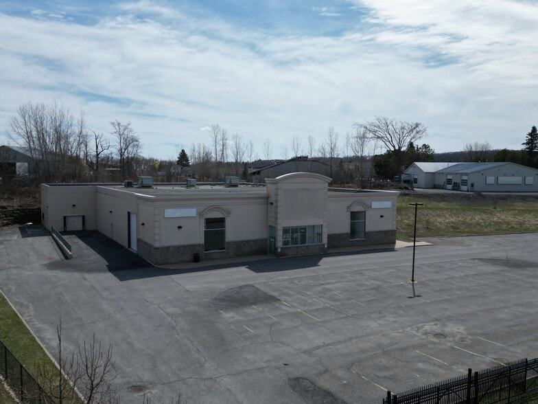 2747 Chamberland St, Rockland, ON à louer - Photo principale - Image 1 de 25