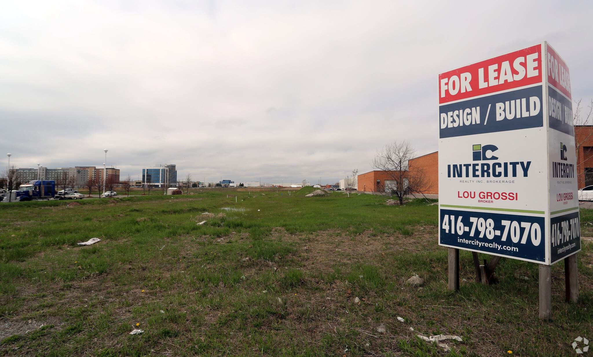 703 Applewood Cres, Vaughan, ON for lease Primary Photo- Image 1 of 3