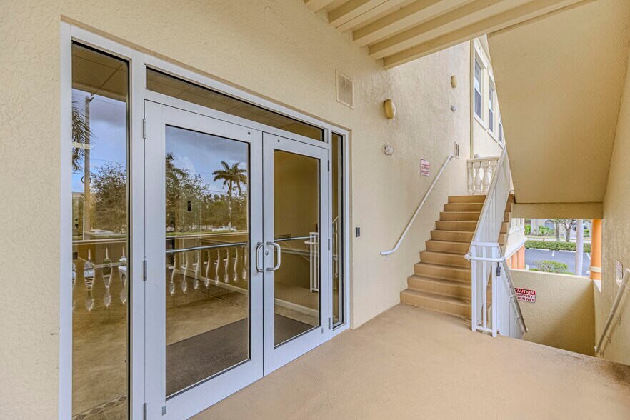 3960 Radio Rd, Naples, FL à louer - Photo du bâtiment - Image 2 de 28