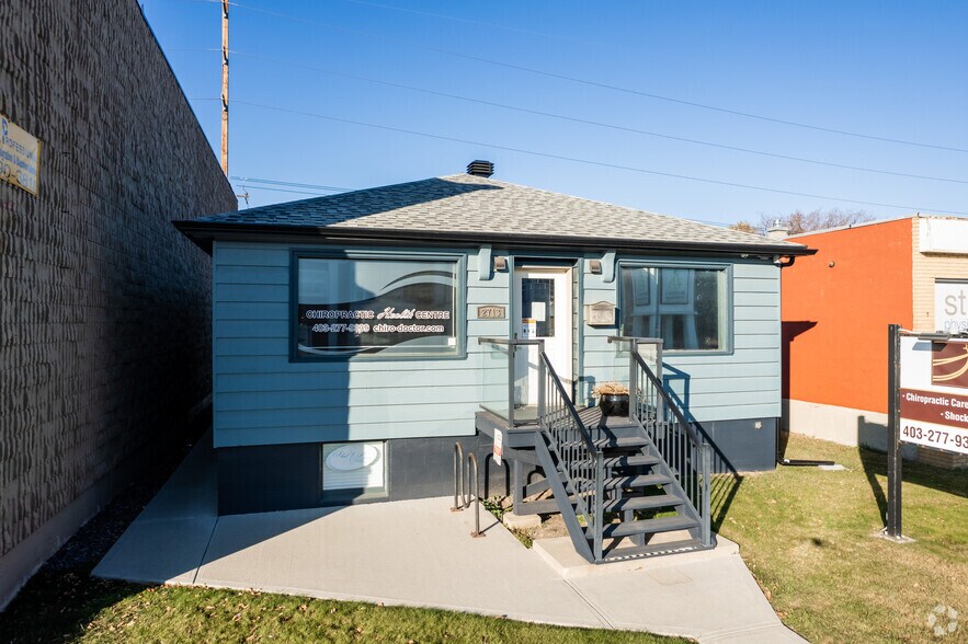 2713 Centre St NW, Calgary, AB à vendre - Photo principale - Image 1 de 4