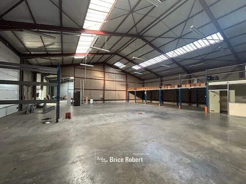 Flex in Trévoux for lease - Interior Photo - Image 3 of 68