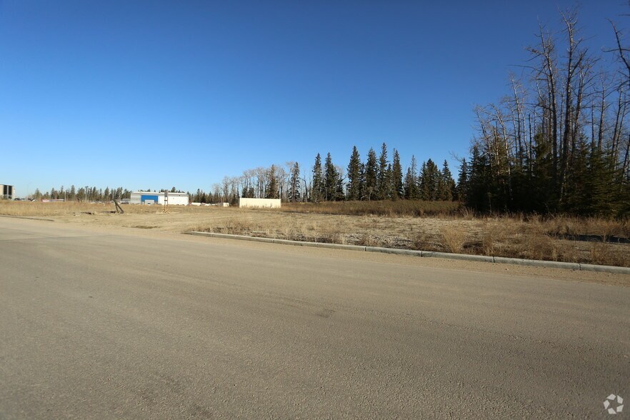 10 Spruce St, Red Deer County, AB à vendre - Photo du bâtiment - Image 2 de 4