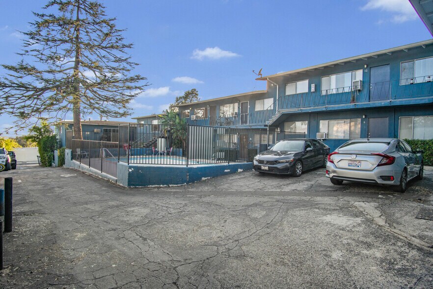 755-757 E Pine St, Altadena, CA à vendre - Photo du bâtiment - Image 2 de 12