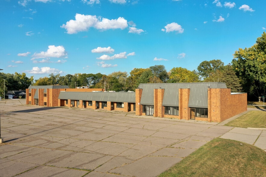 38116-38160 S Gratiot Ave, Clinton Township, MI for sale - Building Photo - Image 2 of 24
