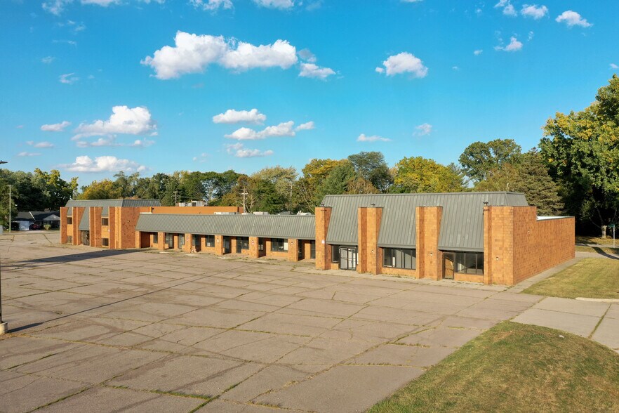 38116-38160 S Gratiot Ave, Clinton Township, MI à vendre - Photo du bâtiment - Image 2 de 24