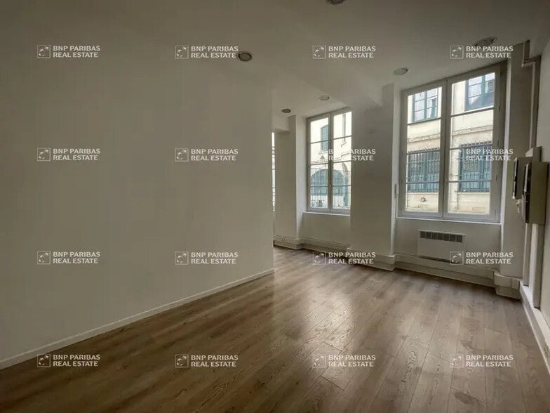 Office in Lyon for lease - Building Photo - Image 2 of 11