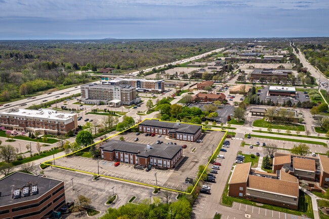 Plus de détails pour Quakertown Plaza Professional Portfolio – Bureau aux enchères, Farmington Hills, MI