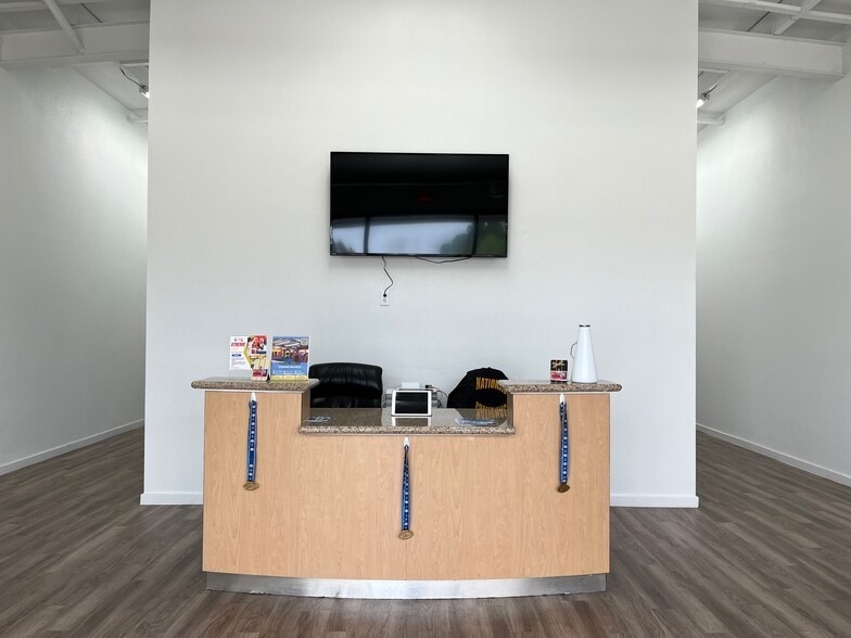 24750 Fm 2100 Rd, Huffman, TX for sale - Interior Photo - Image 3 of 25