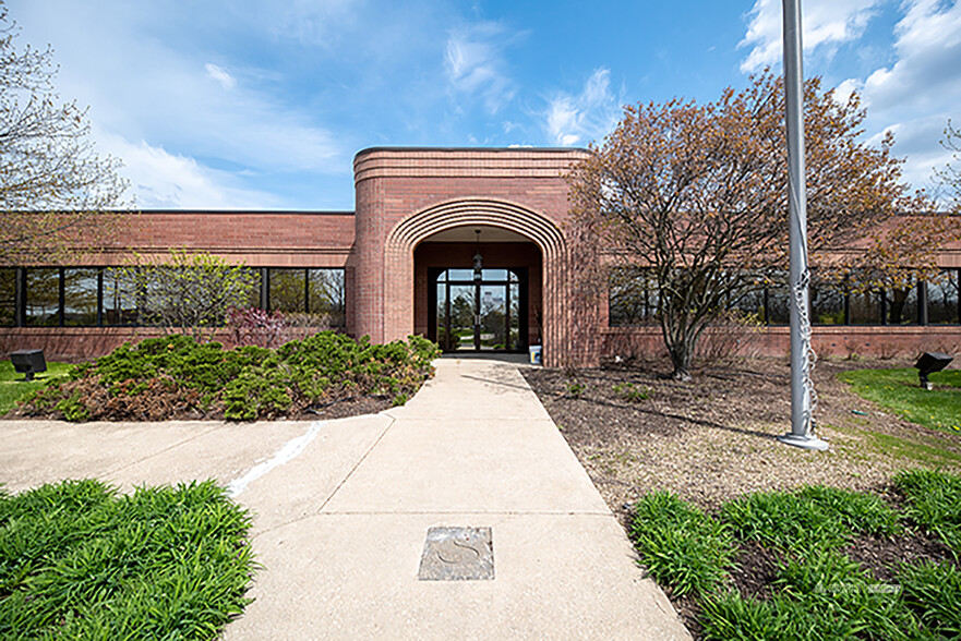 10040 Aurora-Hudson Rd, Streetsboro, OH à vendre - Photo du bâtiment - Image 1 de 1