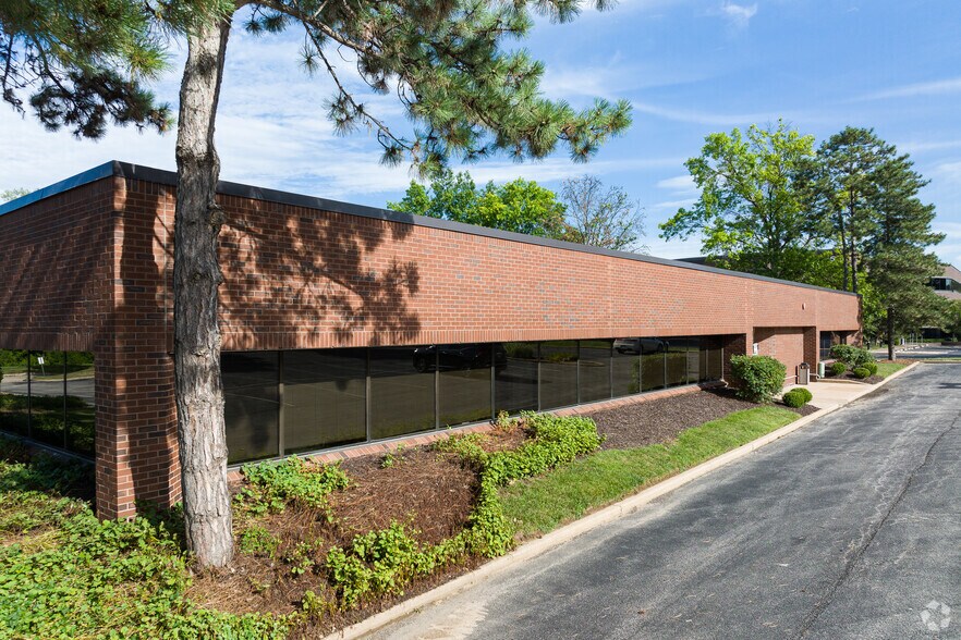 2029 Woodland Pky, Maryland Heights, MO à louer - Photo du bâtiment - Image 2 de 6