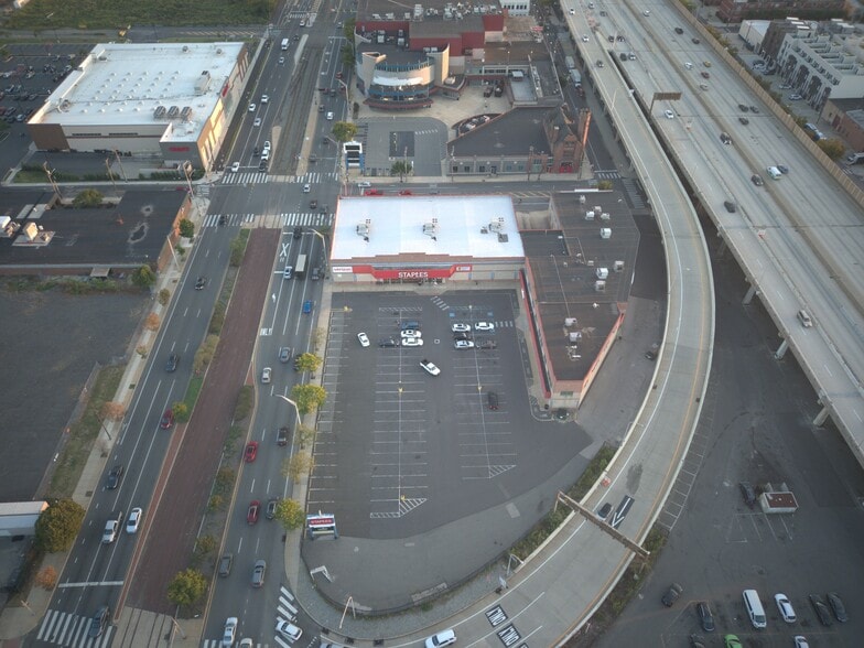 1100 & 1300 S Christopher Columbus Blvd portfolio of 2 properties for sale on LoopNet.ca - Building Photo - Image 2 of 8