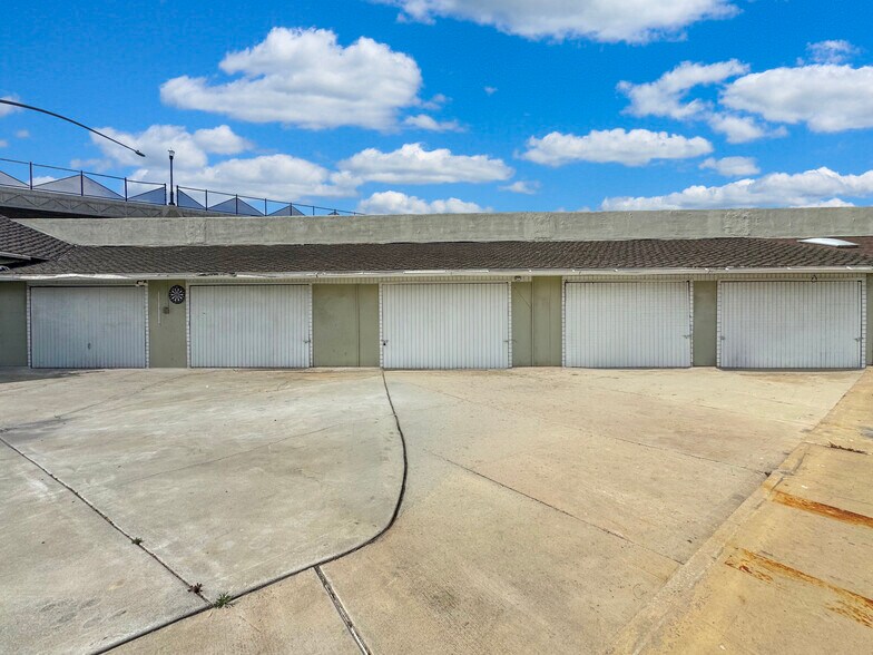 7736 Sugar Dr, Huntington Beach, CA à vendre - Photo du bâtiment - Image 3 de 47