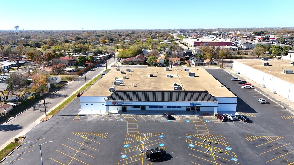 6723 S Flores St, San Antonio, TX à vendre - Photo du bâtiment - Image 2 de 13