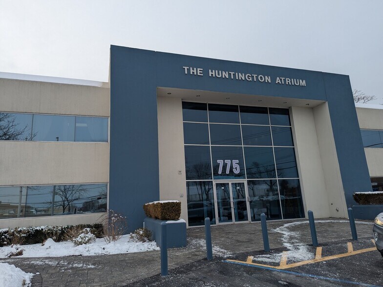 775 Park Ave, Huntington, NY à louer - Photo du bâtiment - Image 2 de 27