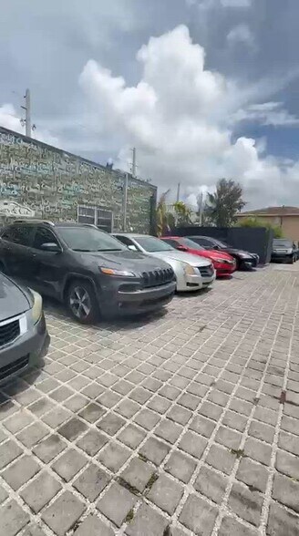 680 NW 71st St, Miami, FL à vendre - Vidéo sur l’inscription commerciale - Image 2 de 7