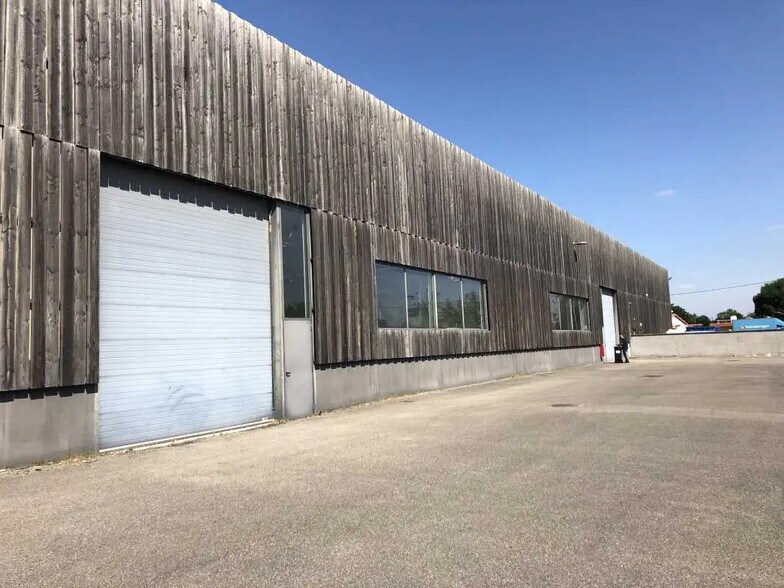 Flex in Saint-Priest for lease - Building Photo - Image 2 of 9