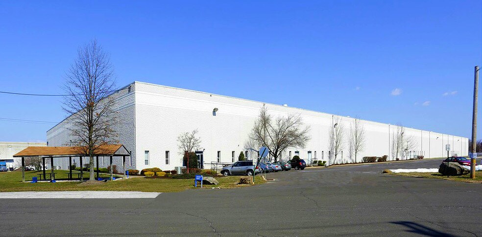 37 Runway Rd, Levittown, PA à louer - Photo du bâtiment - Image 3 de 5