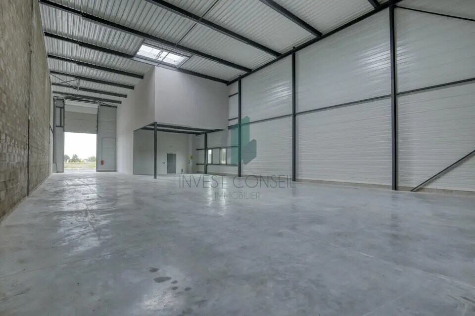 Flex in Persan for lease Building Photo- Image 1 of 7