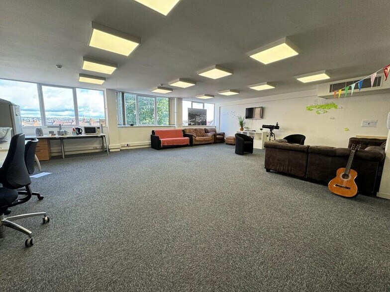 33 Kingston Crescent, Portsmouth à louer - Photo du bâtiment - Image 3 de 28