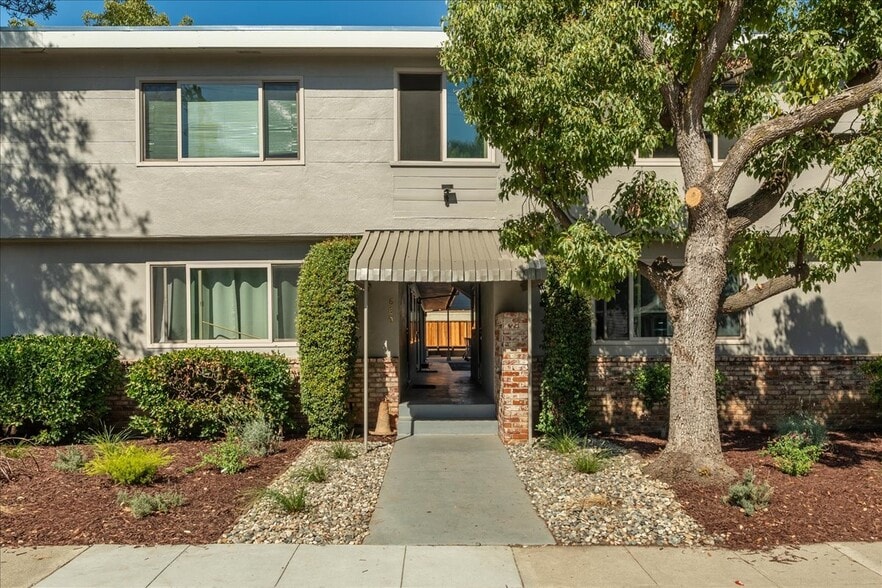 660 Roble Ave, Menlo Park, CA for sale - Building Photo - Image 2 of 17