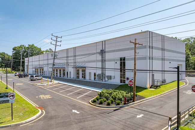 Plus de détails pour 17 Cpl Luigi Marciante Jr Memorial Dr, Jackson Township, NJ - Industriel à louer