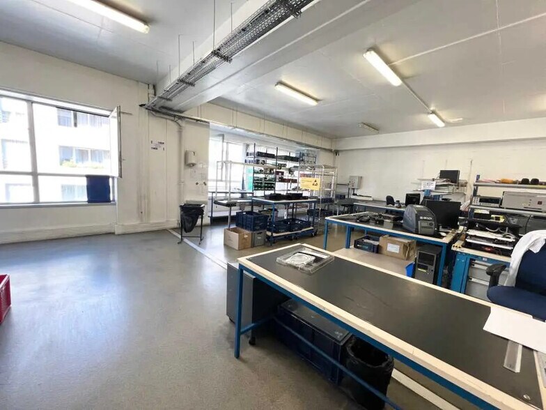 Flex in Paris for lease - Interior Photo - Image 1 of 4