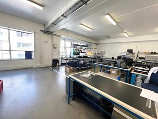 Plus de détails pour Local d'activités à louer