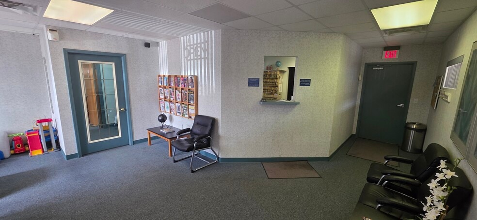 2739 E Grand River Ave, Howell, MI for sale - Lobby - Image 3 of 14