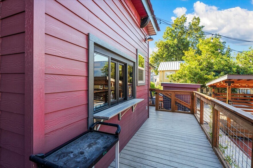 217 W Hopkins St, San Marcos, TX à vendre - Photo du bâtiment - Image 3 de 62