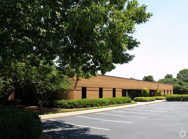 1351 Oakbrook Dr, Norcross, GA à louer - Photo du bâtiment - Image 3 de 7