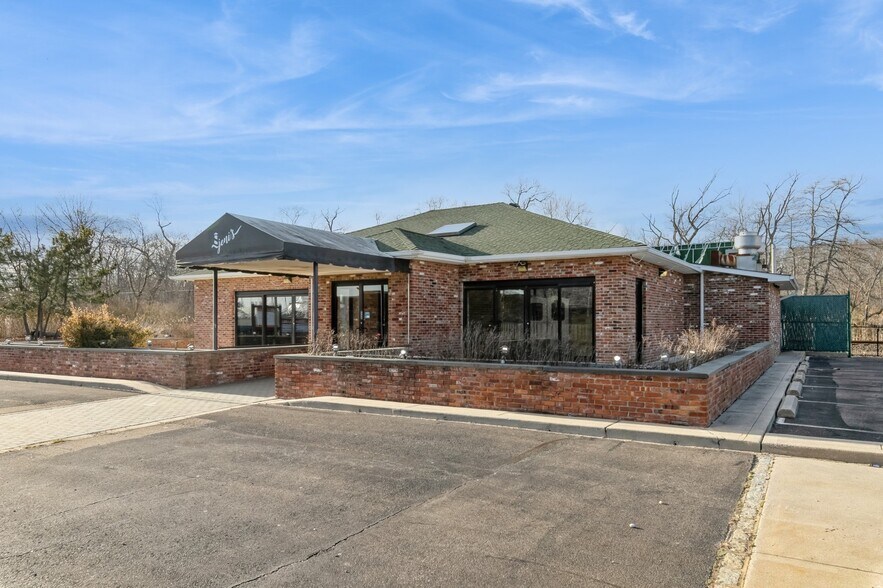 62375 Rt-25, Southold, NY à vendre - Photo du bâtiment - Image 3 de 31