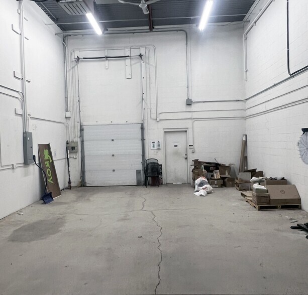 10472-17203 105 Av NW, Edmonton, AB à louer - Photo du bâtiment - Image 2 de 3