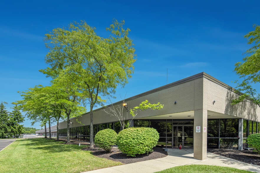400 Cabot Dr, Hamilton, NJ for lease - Building Photo - Image 1 of 8