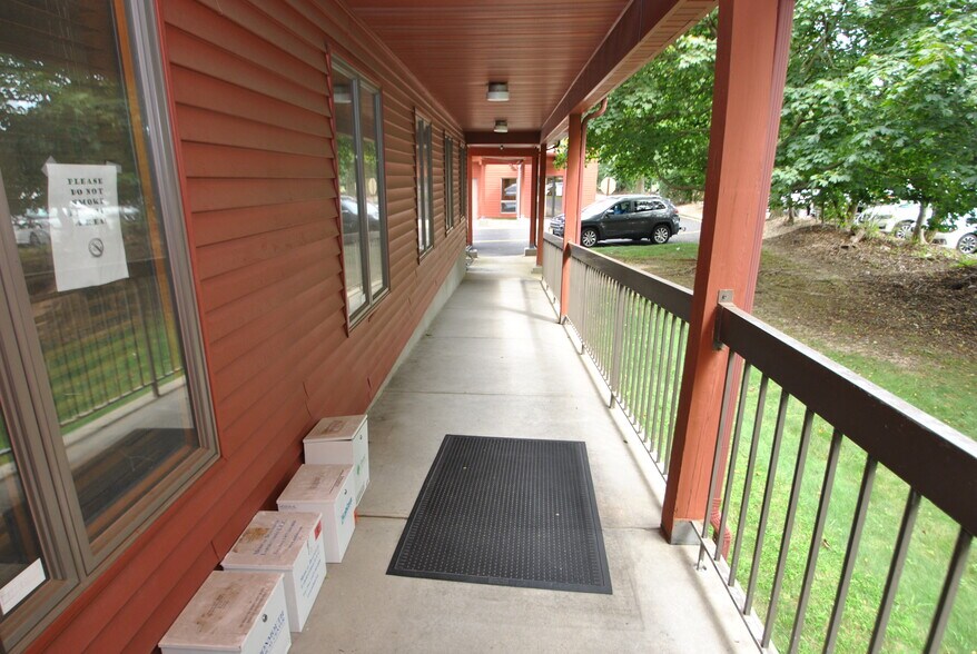 223 Monmouth Rd, West Long Branch, NJ à louer - Photo du bâtiment - Image 3 de 6
