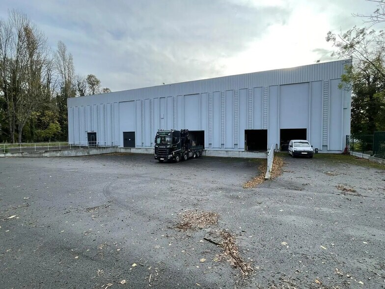 Industrial in SAINT-OUEN-L'AUMONE for lease - Building Photo - Image 1 of 7